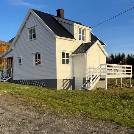 Det Gamle Huset I Oksfjordhamn Feriehus *