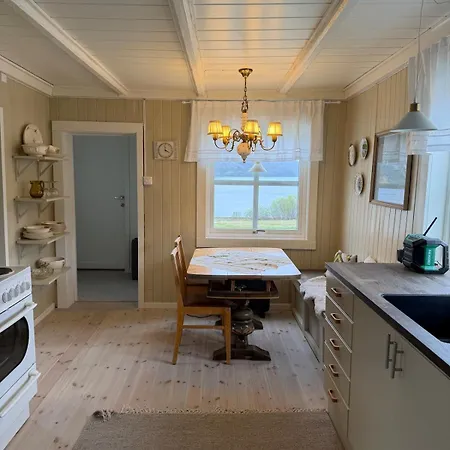 Det Gamle Huset I Oksfjordhamn Feriehus *
